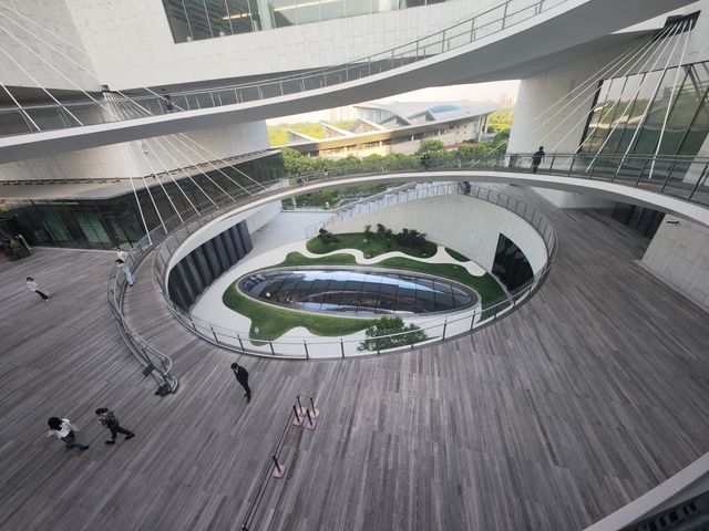 打卡上海博物館東館嘅室外螺旋人行步道