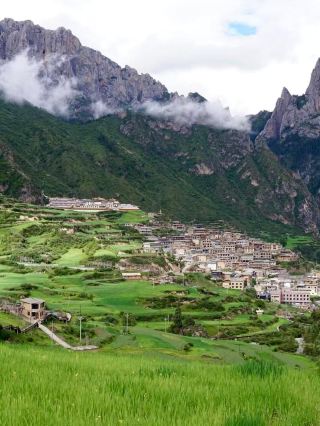 The Mountain Gate Half-Open Welcomes Morning Dew, Tibetan Village Sleeps Under the Starry Sky