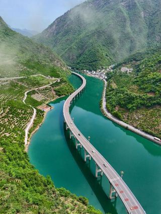 I declare this is the ultimate Hubei road trip, stunningly beautiful all the way!