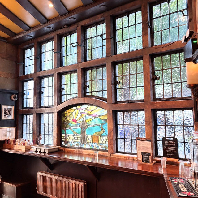 Visit One of London’s Most Beautiful Pubs! ✨