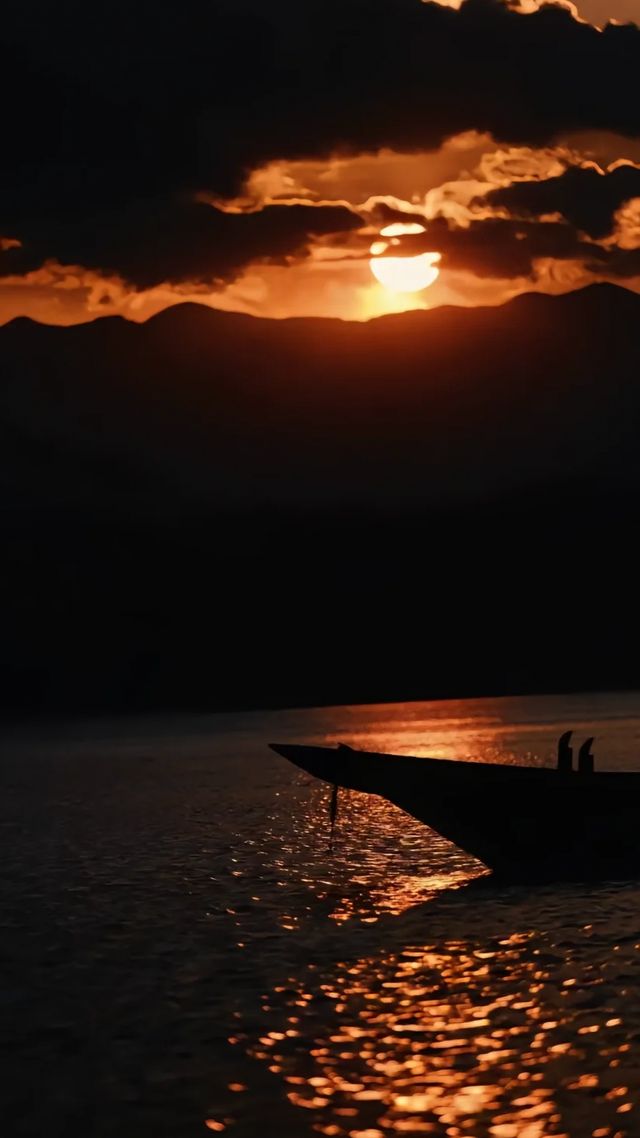 瀘沽湖：墜入凡間的藍色詩行