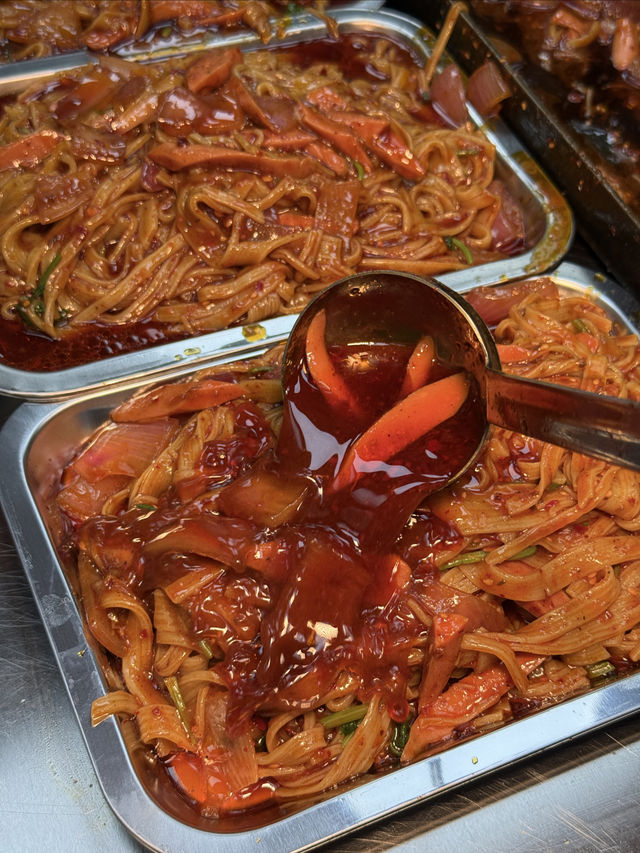 上海！！！新開嘅！！！  上海好食嘅東北老式麻辣燙開新店啦！就喺大木橋路呢邊，試業就已經要排隊，超級火