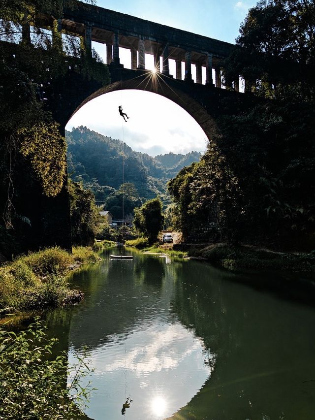 小坪山森澗凝清幽，瀑渠石橋映流光