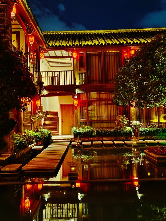光影交織的納西庭院