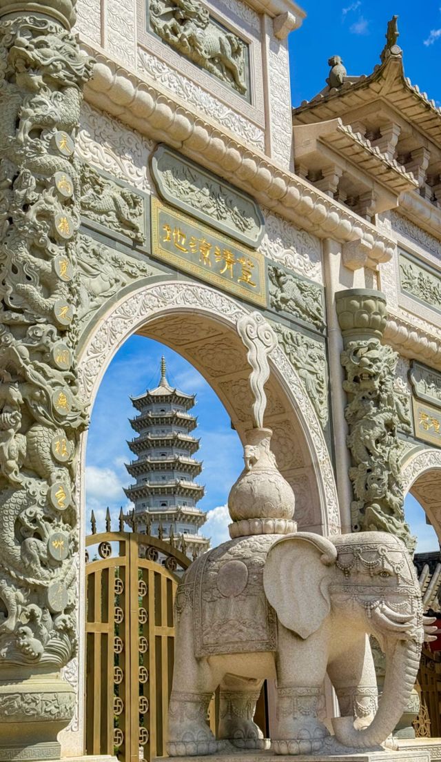 貴陽大興國寺 | 願神佛偏愛，一切從歡！ 大興國寺，一座隱藏在都市繁華背後的古剎，是尋找心靈寧