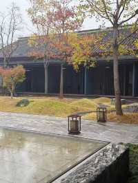 華舫庭院藏冬意,山城落葉伴清歡