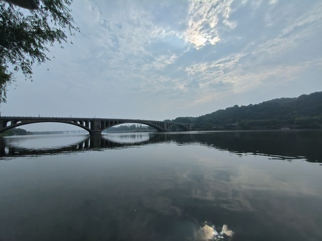 伊闕山水，龍門石窟