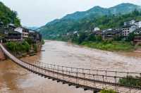 三天扎進赤水：丹霞撞瀑布，美食裹著煙火氣