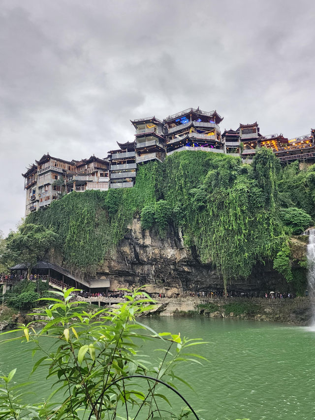 住進瀑布邊的古鎮 住進瀑布邊的古鎮