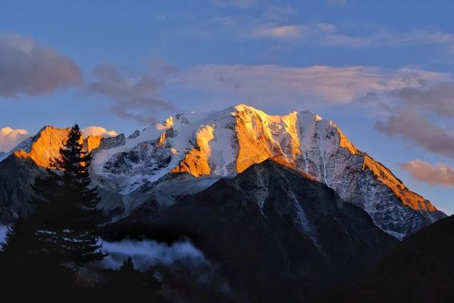 亞拉雪山冬季限定，邂逅日照金山