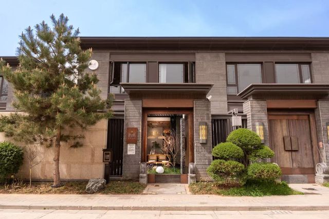 # 你最想二刷的城市 二刷西安|城牆根下的稀缺靜謐,鹿鳴別院藏著千年古都的慢時光 都說西安是一 # 你最想二刷的城市 二刷西安|城牆根下的稀缺靜謐,鹿鳴別院藏著千年古都的慢時光 都說西安是一