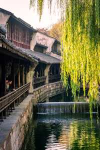 在古城的留白裡,聽見潮聲與童聲