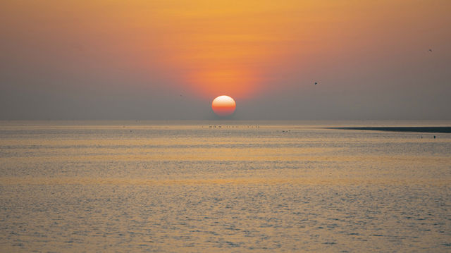 凌晨5點的北海銀灘，承包整片橘子海浪漫