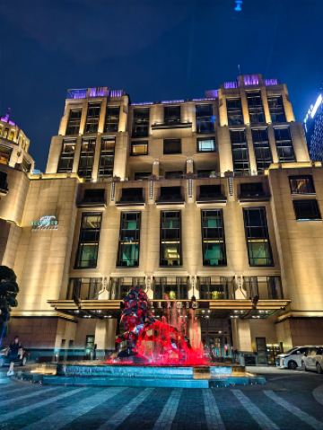 You can find beautiful three-piece restaurants in Shanghai for under 500 RMB per person.