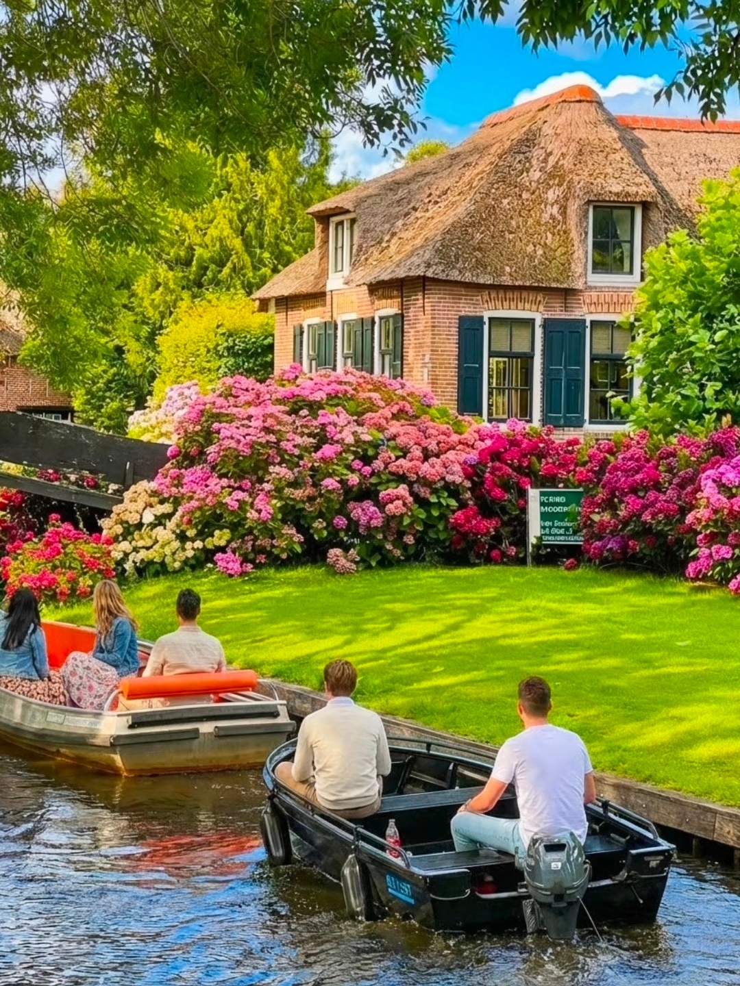 How to Enjoy Giethoorn to the Fullest