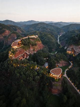 ทริปครอบครัวสุดพิเศษในมณฑลหูหนานตอนใต้! ภูมิประเทศหินปูนสีแดงเข้มบรรจบกับแม่น้ำชิงเจียงสีเขียวมรกต