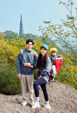 What is it like to climb a mountain carrying 32 pounds of weight?