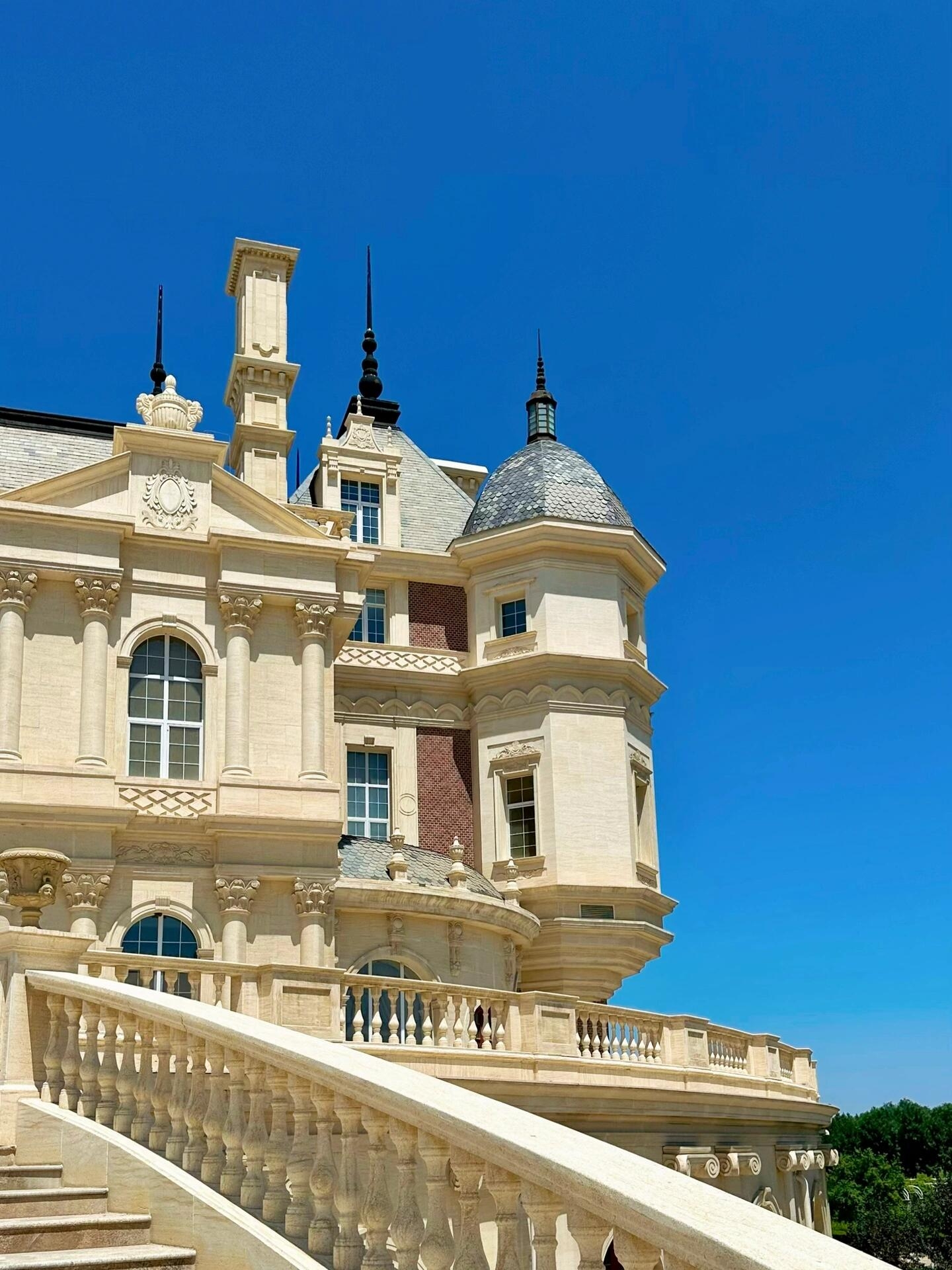 2h Direct from Urumqi! Xinjiang French-style Castle Winery is Stunningly Beautiful