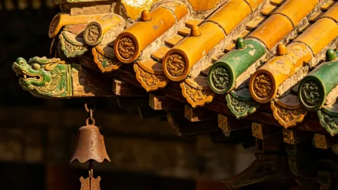 Ẩn mình trong tỉnh Sơn Tây là "Đền thờ Đạo giáo Cổng Lửa", nơi một cặp vợ chồng già trông coi ngọn lửa được chạm khắc bằng gạch có niên đại 800 năm. — traveler post in Cao Bình