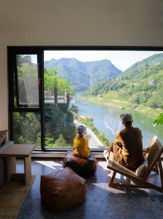 All my expectations for summer in southern Shaanxi are hidden in this window view of the mountains and fields.
