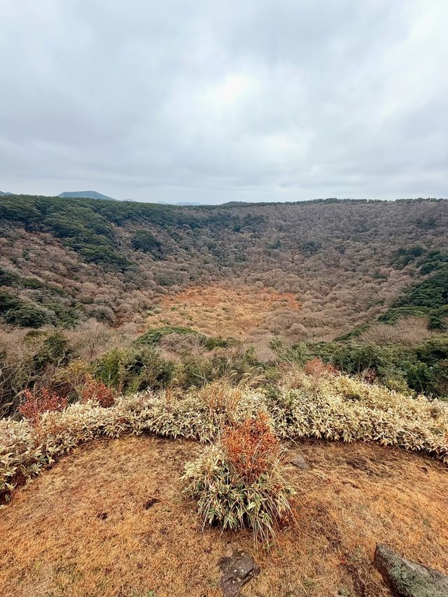 濟州島小眾秘境｜山君不離，火山口的溫柔日落｜Trip.com 西歸浦市