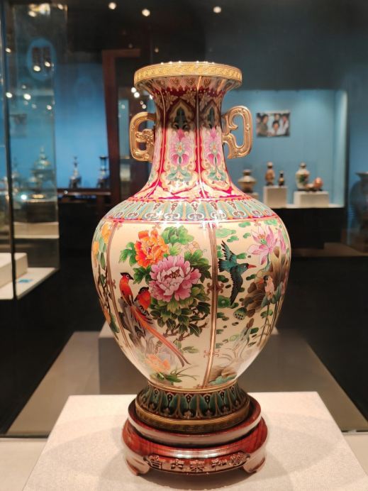 一組泥塑展覽示景泰藍（銅胎掐絲琺瑯）的六大工序 | Trip.com 北京