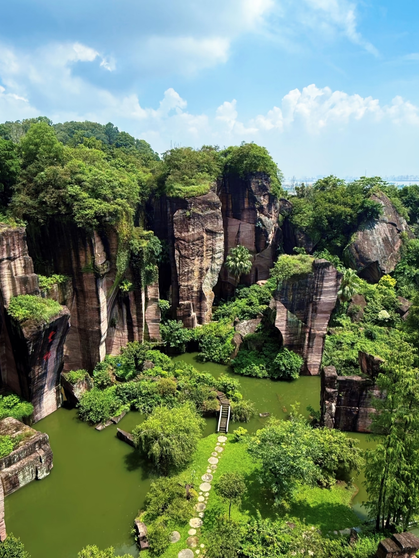 Jelajahi Bukit Teratai (Lianhuashan) di Panyu, Guangzhou, dan temukan pesona "Wizard of Oz" versi kota ini.

Kawasan Wisata Lianhuashan terletak di Kota Shilou, Distrik Panyu, Guangzhou, berjarak sekitar 30 km dari pusat kota Guangzhou. Ikon paling terkenal di sini adalah Menara Teratai, dengan tinggi 60 meter, yang merupakan bangunan bergaya kuno tertinggi di Provinsi Guangdong.

Untuk rute transportasi, berangkat dari stasiun metro Panyu Square, naik Jalur 2 ke Stasiun Shiqiao, transit ke Jalur 3 kembali ke Panyu Square, lalu pindah ke Jalur 7 ke Stasiun Shibi, kemudian lanjut naik bus Fan 161 sampai ke area wisata Lianhuashan. Jika menyetir sendiri, berangkat dari Tianhe lewat Jalan Tol Nanshagang, waktu tempuhnya sekitar 1 jam saja untuk sampai di gerbang area wisata.

Meski Lianhuashan merupakan area wisata tingkat 5A, saya merasa tempat ini tidak terlalu padat. Penghijauannya sangat bagus, udaranya segar, dan area wisatanya sangat luas sehingga bisa dijelajahi seharian penuh. Pagi hari, Anda bisa mengunjungi Menara Teratai lalu berdoa di Taman Guanyin. Sore harinya, mampirlah ke Desa Budaya Geologi yang memiliki taman dinosaurus dan galeri batu unik—sangat cocok untuk membawa anak-anak bermain. Saat senja, Anda bisa menikmati matahari terbenam dari puncak gunung yang menawarkan panorama indah seluruh kawasan Lianhuashan.

Tiket masuknya seharga 51 yuan per orang. Di dalam area wisata tersedia restoran dan toko makanan, jadi tidak perlu khawatir kelaparan. Namun, karena tidak ada makanan yang benar-benar istimewa di sana, saya sarankan mampir ke Kota Kuno Shawan! saat transit di metro Shiqiao untuk mencicipi Double Skin Milk dan Susu Jahe (Ginger Milk Curd) yang autentik.

Kesimpulannya: Jika Anda menyukai objek wisata yang menggabungkan panorama alam dan nilai budaya, Lianhuashan sangat layak dikunjungi. Jangan lupa bawa kamera untuk memotret pemandangan indah, dan Anda bisa bersantai dengan jalan-jalan di gunung atau naik kereta gantung.