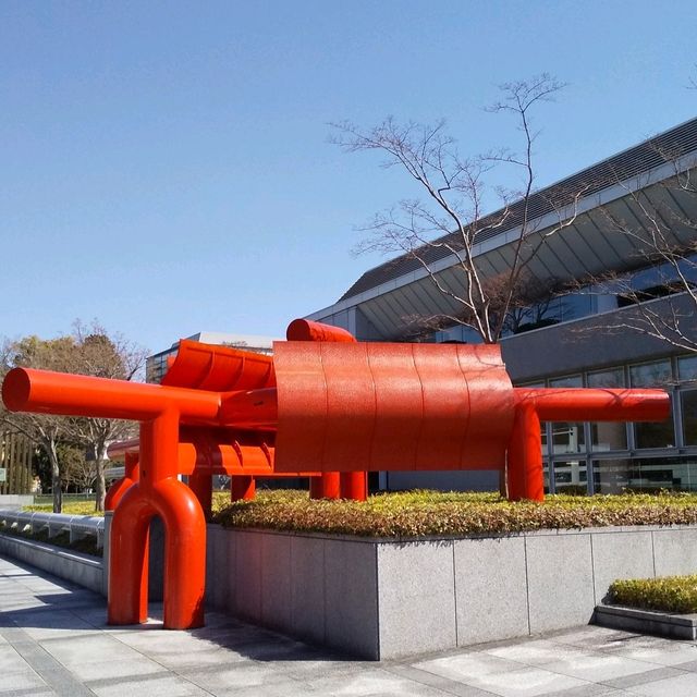 平安神宮、抜けるような青空に朱色の社が美しかった。