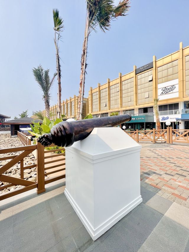 The 🌍’s First Over-Water Retail & Dining🛍️