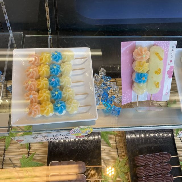 寺子屋本舗の華美（はなみ）団子1本300円