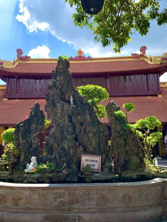 ベトナム　ベトナム観光　チャンクオック寺の巨大な塔に圧倒される！