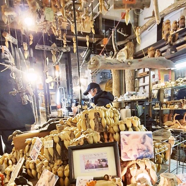 北海道阿寒湖商店街的手工木雕小店