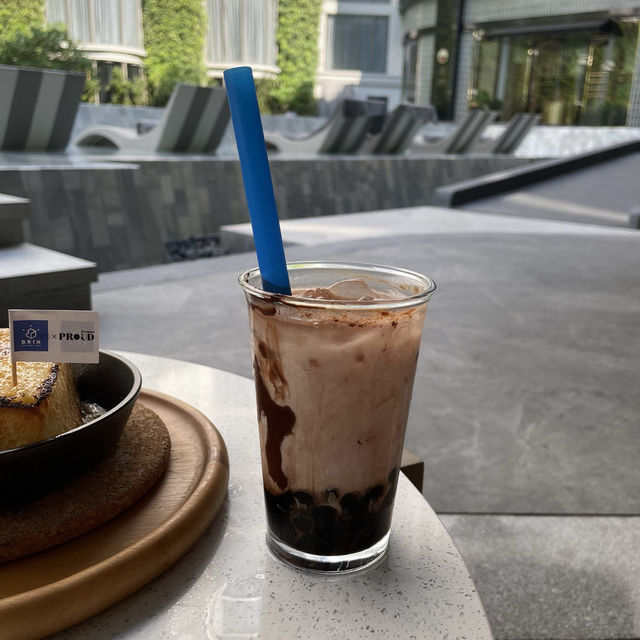 คาเฟ่ BRIX เปิดในโรงแรม Salil ริมแม่น้ำ