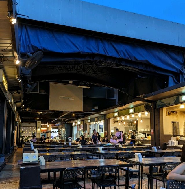 ホワイクワン・テラスで、プーパッポンカリーとパッタイとカオパットの晩ごはん…シンハービールとエスコーラで乾杯。