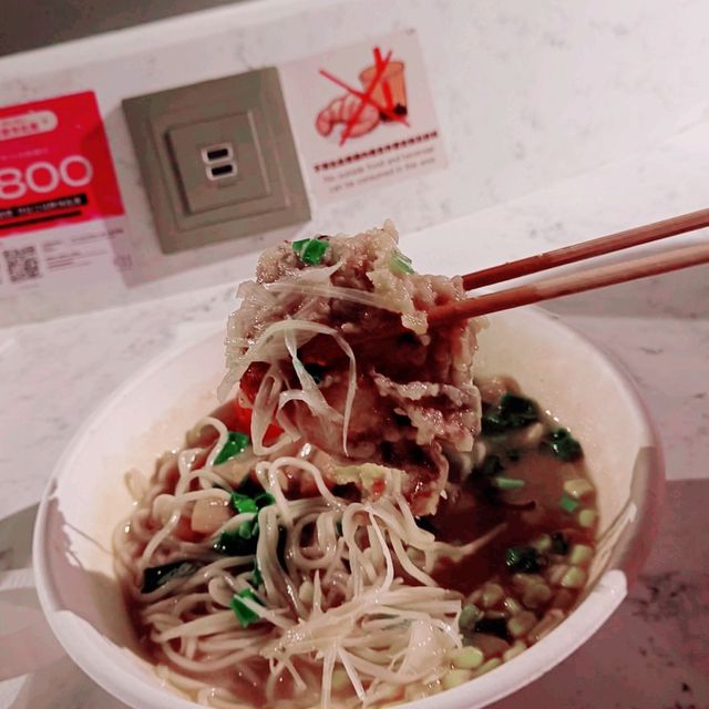 在法國音樂的氛圍中，享受超美味的日本海鮮拉麵！