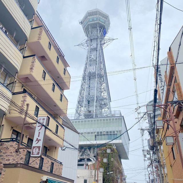 大阪観光スポット！通天閣はどの角度からみても素晴らしい