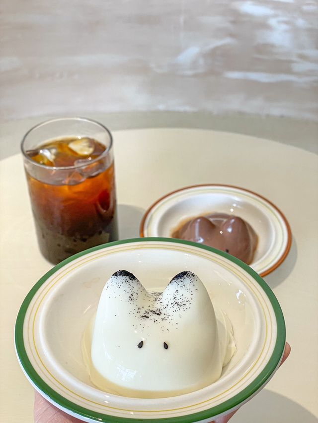 유럽 감성 가득한 카페에서 흔들 묘묘 푸딩 먹기, 무무무