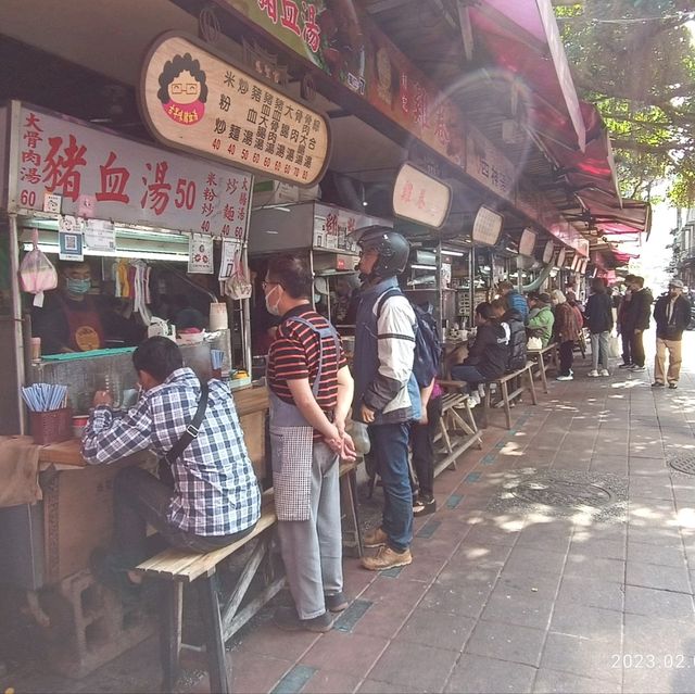 很有古早味的氣息，到處都是古蹟級的建築，迪化街的商業氣氛，還有街道邊不起眼的小吃攤