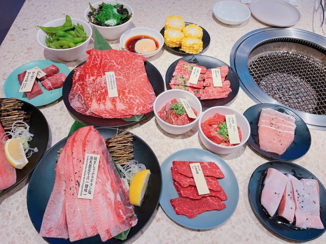 大量和牛、海鮮、小食及甜品任點任食，食物種類夠晒多元化，性價比極高，值得一試~