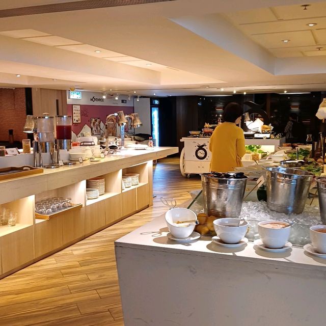 萬怡酒店 ！海！陸！空！自助午餐！
