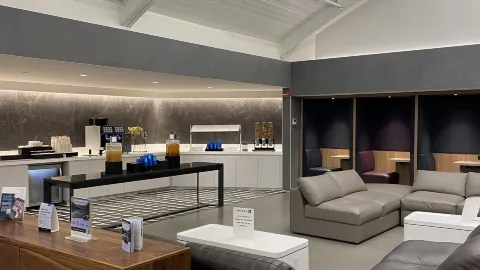 เลานจ์ United Club ที่ปรับปรุงใหม่ @ Newark — traveler post in นวร์ก
