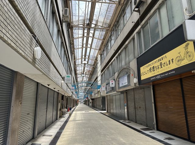 岐阜駅前。『問屋町ウォールアート』と駅前アーケードの問屋街