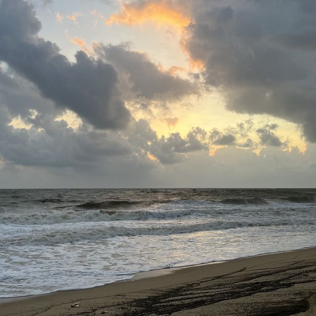 ชายหาดบ้านทอน แหล่งผลิตเรือกอและแห่งเดียวในจังหวัด