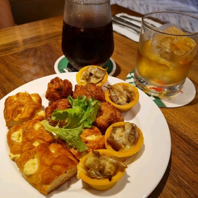 Unusual lounge experience - Amara Singapore