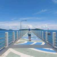 เดินชมทะเลสีคราม ที่ท่าเทียบเรือหาดราไวย์