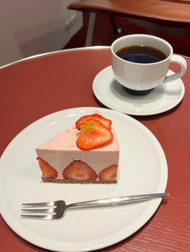【福岡カフェ】いちごがたっぷりのレアチーズケーキ