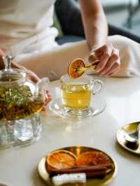 นั่งจิบชาและทานขนมชิลๆ ที่ Oort Cloud Tea Room