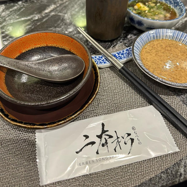 「二本松涮涮屋 本館」食材新鮮，服務親切