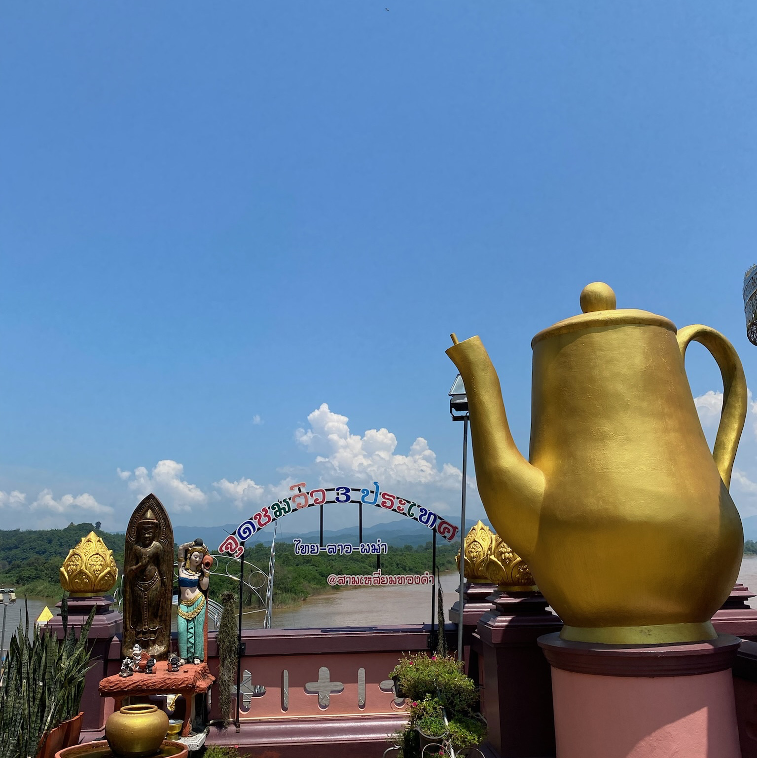 タイ、ミャンマー、ラオスの国境付近の山岳民族のペーパークラフト