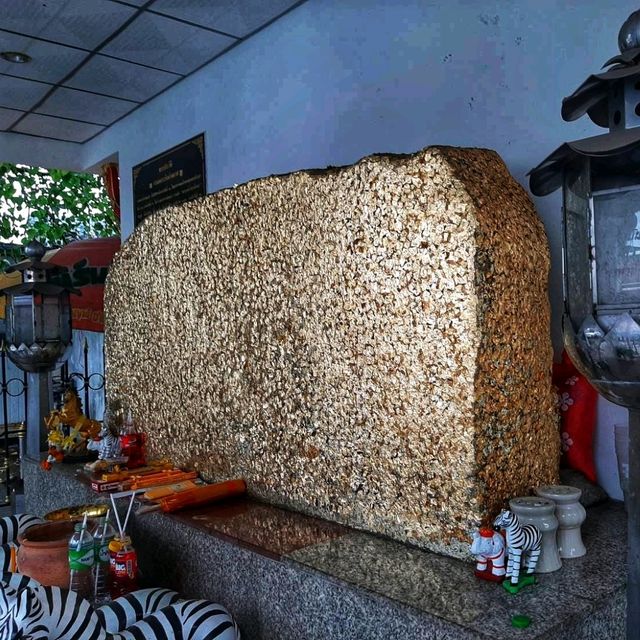 ไหว้พระพุทธมหาชนก และดูแท่นสำเร็จโทษโบราณ
